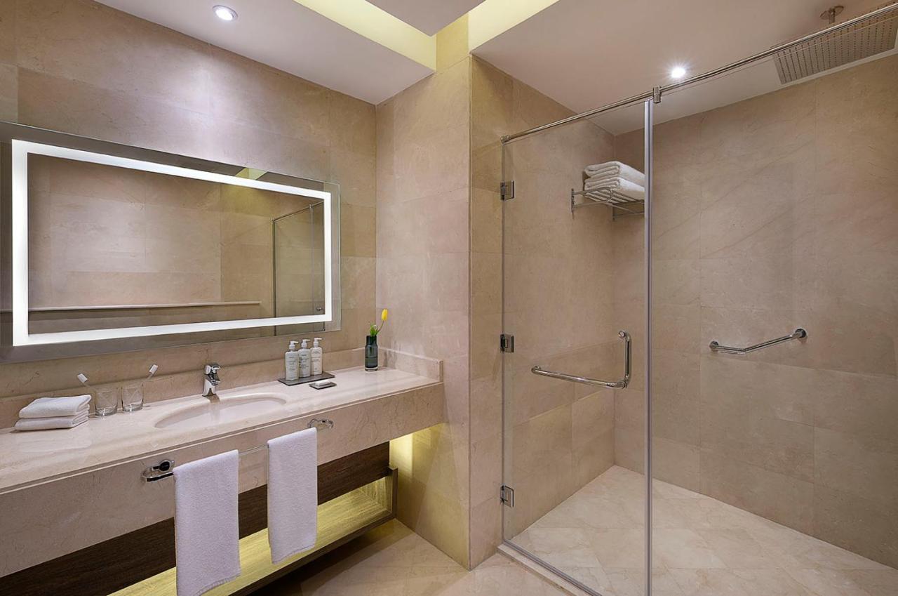 Voco Al Khobar By Ihg Exterior foto A bathroom at the hotel