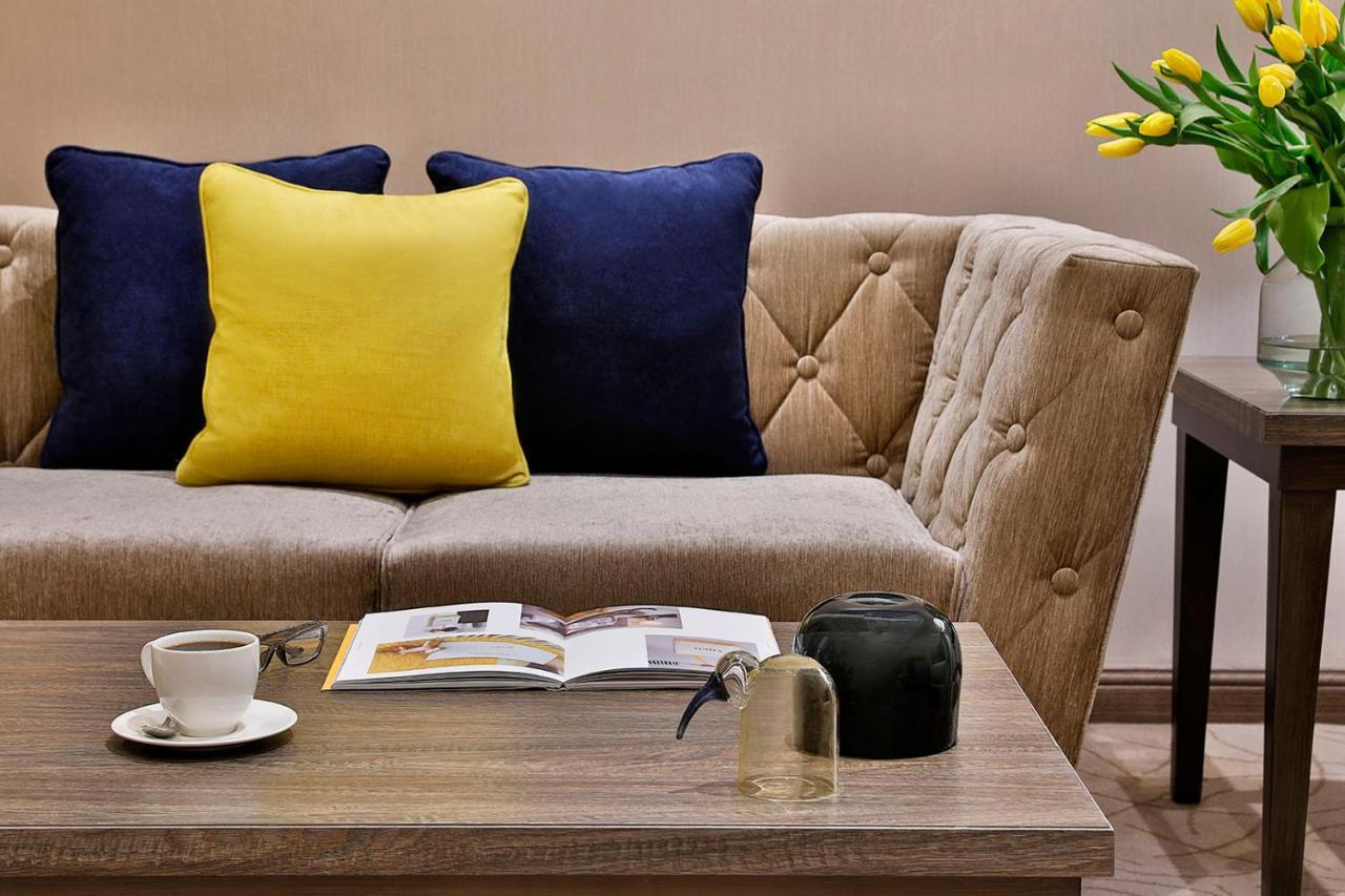 Voco Al Khobar By Ihg Exterior foto A sofa with cushions