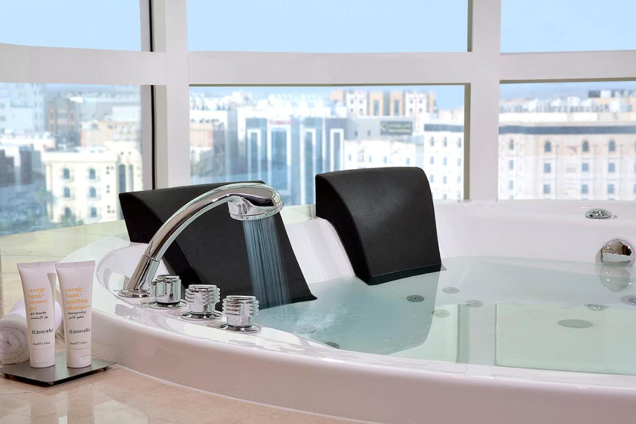 Voco Al Khobar By Ihg Exterior foto A modern bathtub