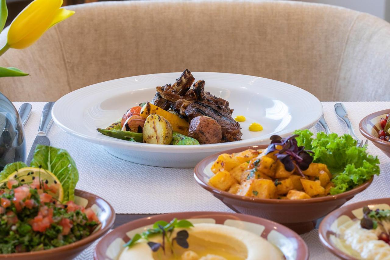 Voco Al Khobar By Ihg Exterior foto A selection of dishes at the restaurant